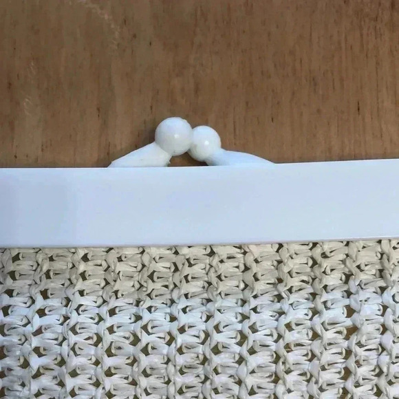 Vintage cream knit clutch with plastic hinged lock. - Picture 3 of 5